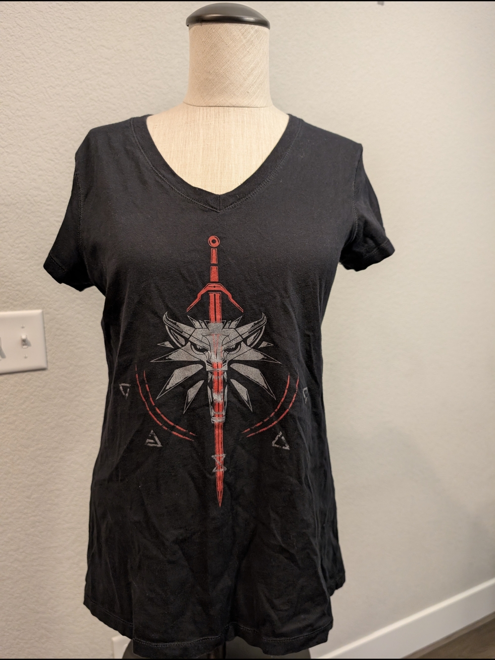 The Witcher Black Graphic Junior Women's Sz XL V-Neck Tee Silver Wolf